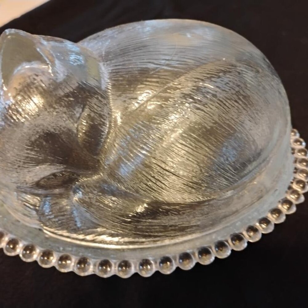 Clear Indiana glass sleeping cat covered candy dish - Picture 2 of 5